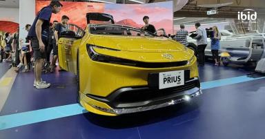 Toyota Prius Hybrid Mejeng di GIIAS 2024, Segini Harganya