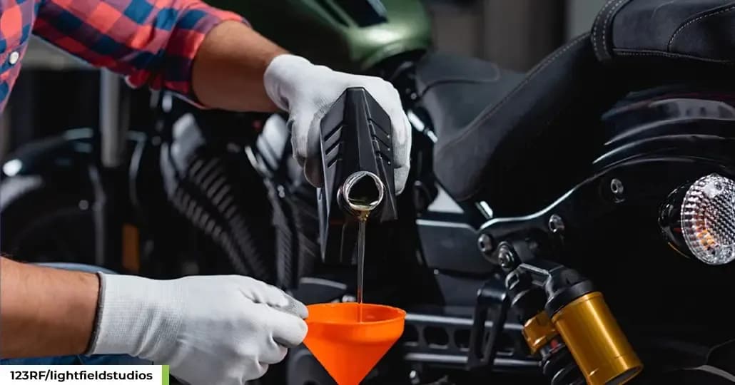 Oli Motor Hitam setelah Diganti? Ini 4 Penyebabnya