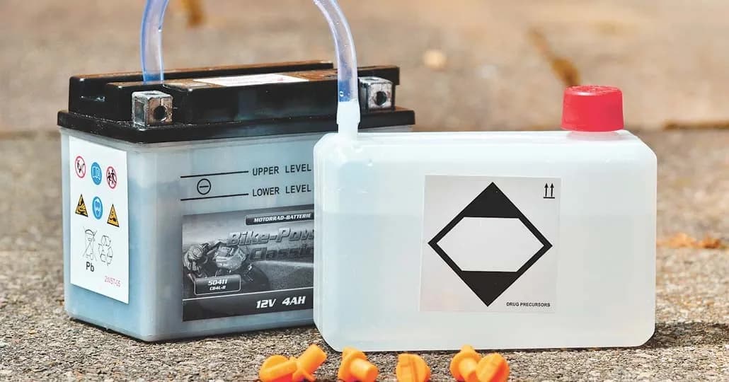 Membersihkan Aki dengan Air Panas, Amankah?