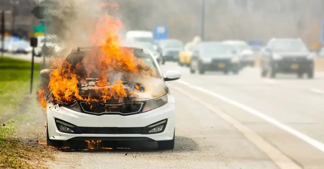 6 Tips Hindari Mobil Terbakar, Cek Potensi Kebocoran Oli