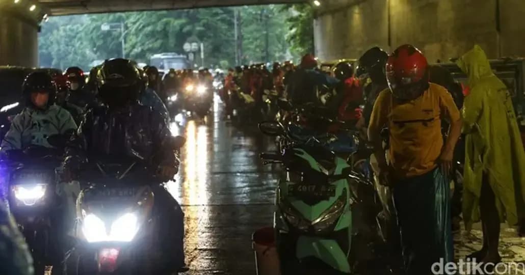 Bikin Macet, Pemotor Neduh Sembarangan Bisa Kena Denda