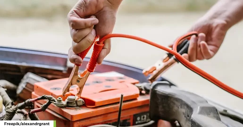 5 Cara Aman Jumper Aki Mobil Saat Kondisi Darurat