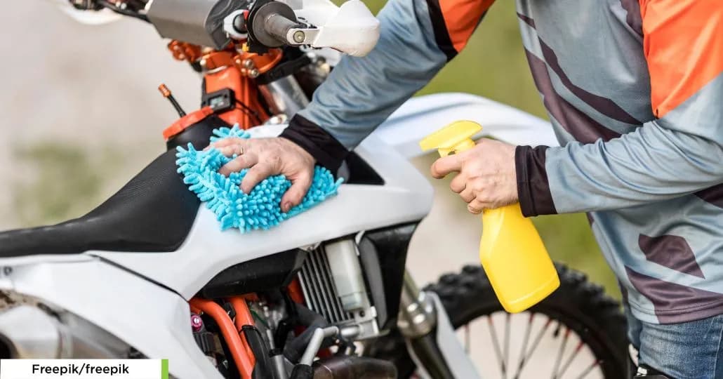 7 Trik Hilangkan Bekas Lem Stiker Motor, Biar Mulus Lagi