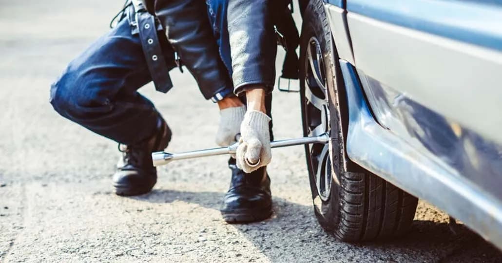 Tips Menghindari Pencurian Pelek dan Ban Mobil