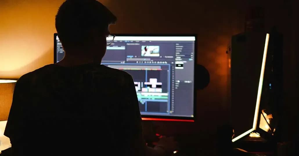 Laki-laki mengedit video