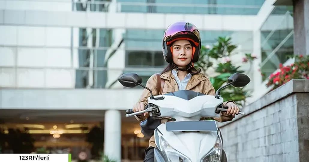 Wanita Naik Motor Matic. (123RF/ferli)