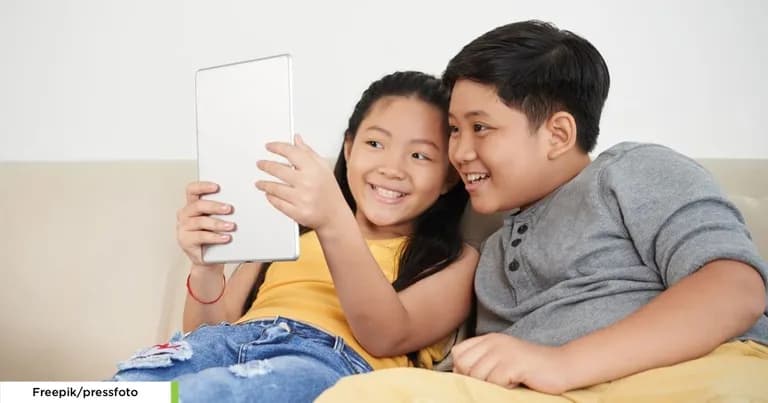 Anak Bermain Tablet. (Freepik/pressfoto)