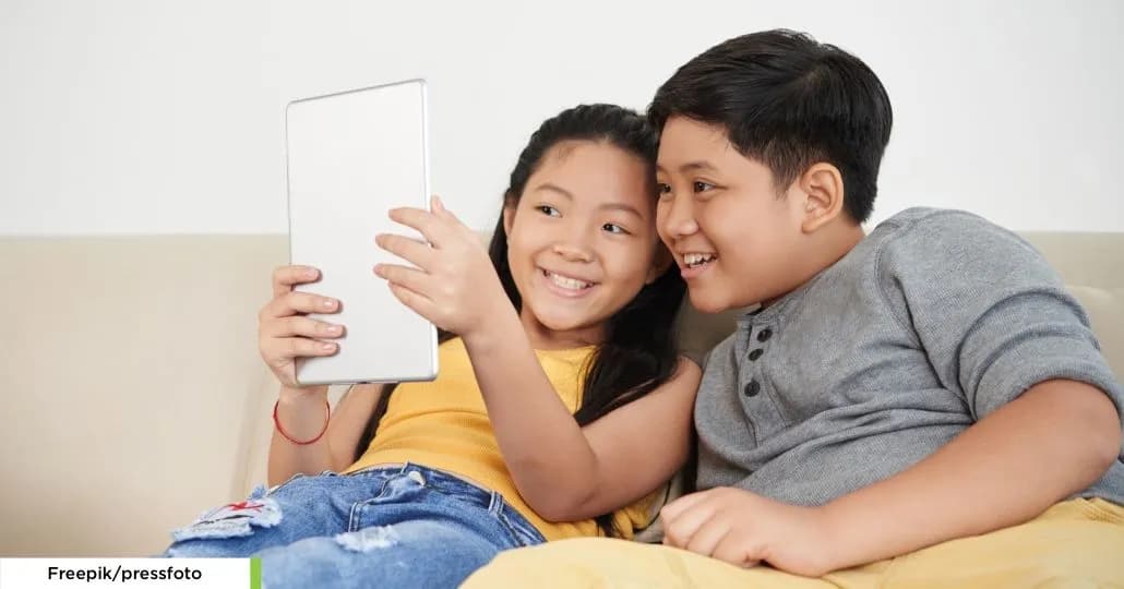 Anak Bermain Tablet. (Freepik/pressfoto)