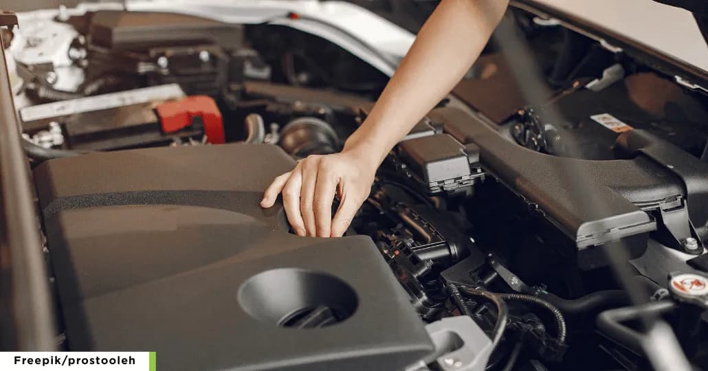 Cek Mesin Mobil Bekas. (Freepik/prostooleh)