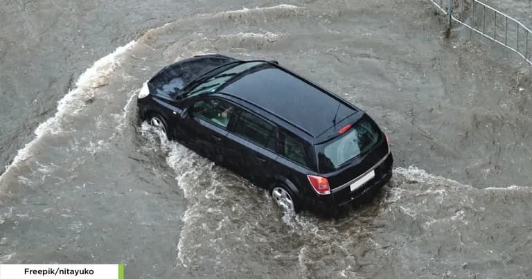 Mobil Bekas Banjir. (freepik/nitayuko)