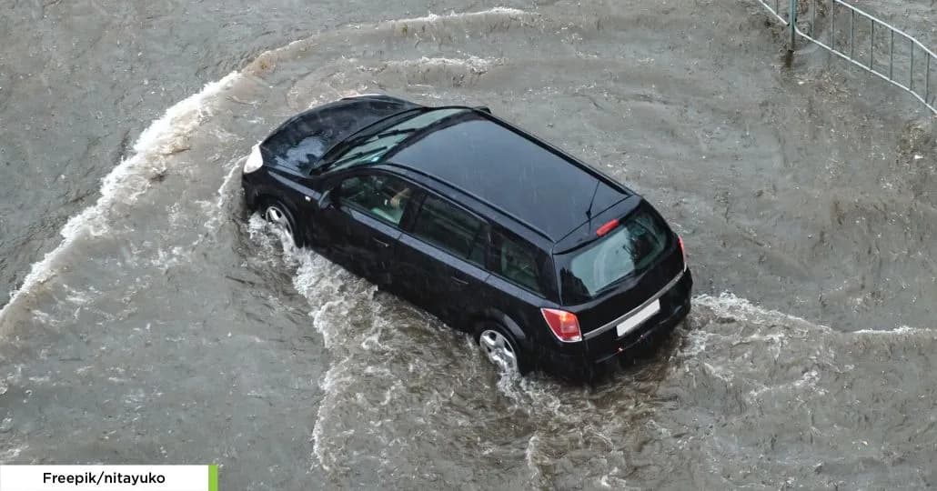 Mobil Bekas Banjir. (freepik/nitayuko)