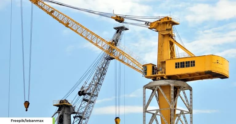 Alat Berat Crane. (Freepik/lebanmax)