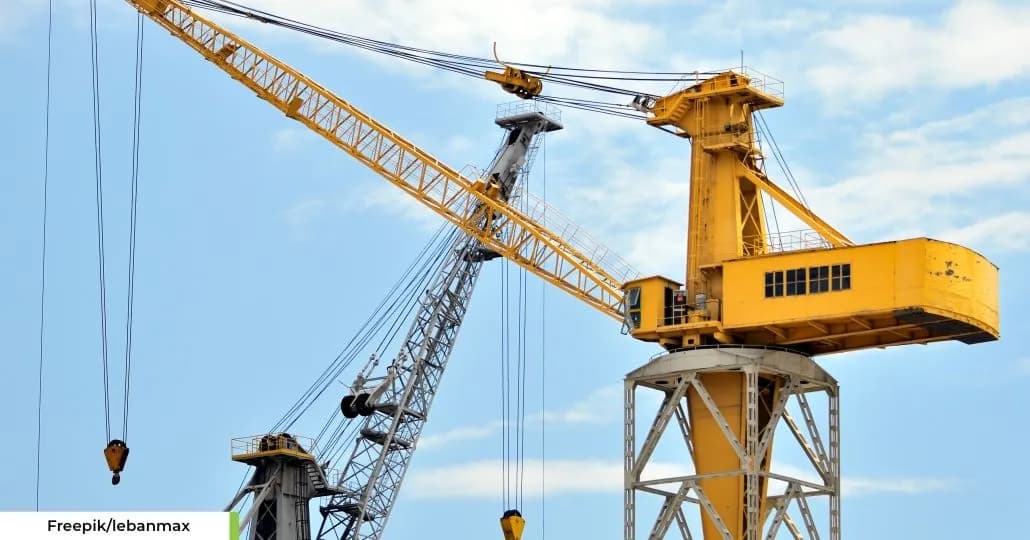 Alat Berat Crane. (Freepik/lebanmax)
