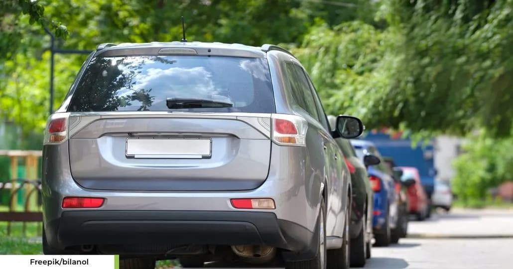 Mobil Bekas Pelat Putih. (Freepik/bilanol)