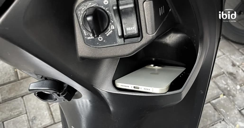 HP di dashboard motor. (PT Balai Lelang Serasi)