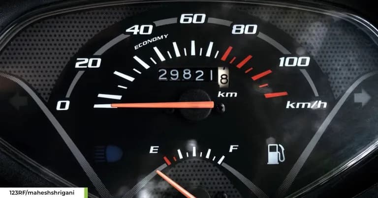Cek odometer motor reset. (123RF/maheshshrigani)