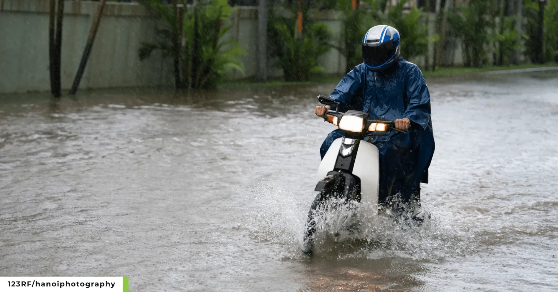 Motor Terabas Banjir. (123RF/hanoiphotography)