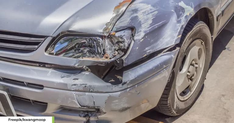 Mobil bekas tabrak depan. (Freepik/kwangmoop)