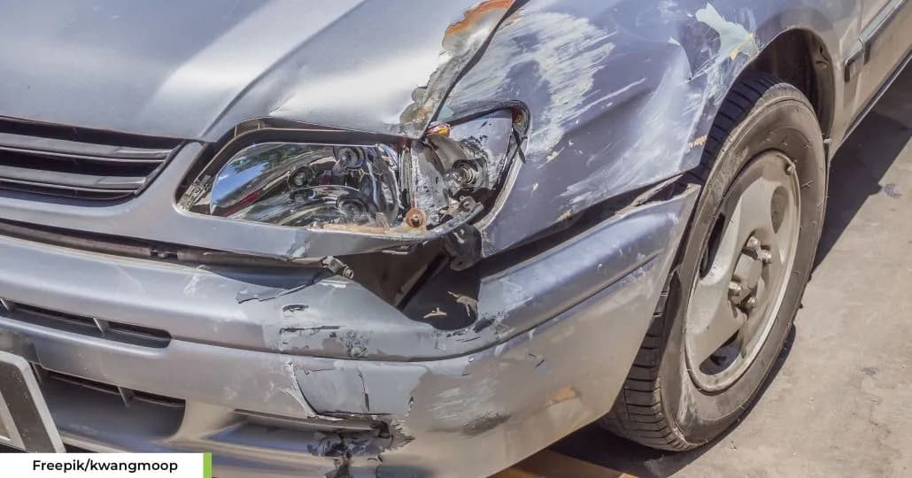 Mobil bekas tabrak depan. (Freepik/kwangmoop)