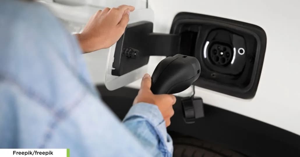 Amankah Mengecas Mobil Listrik saat Hujan? Ini Jawabannya