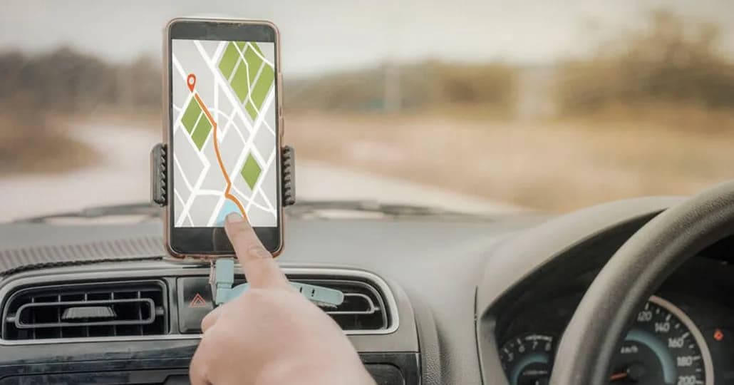 Cara Aman Menyetir sambil Melihat GPS Maps