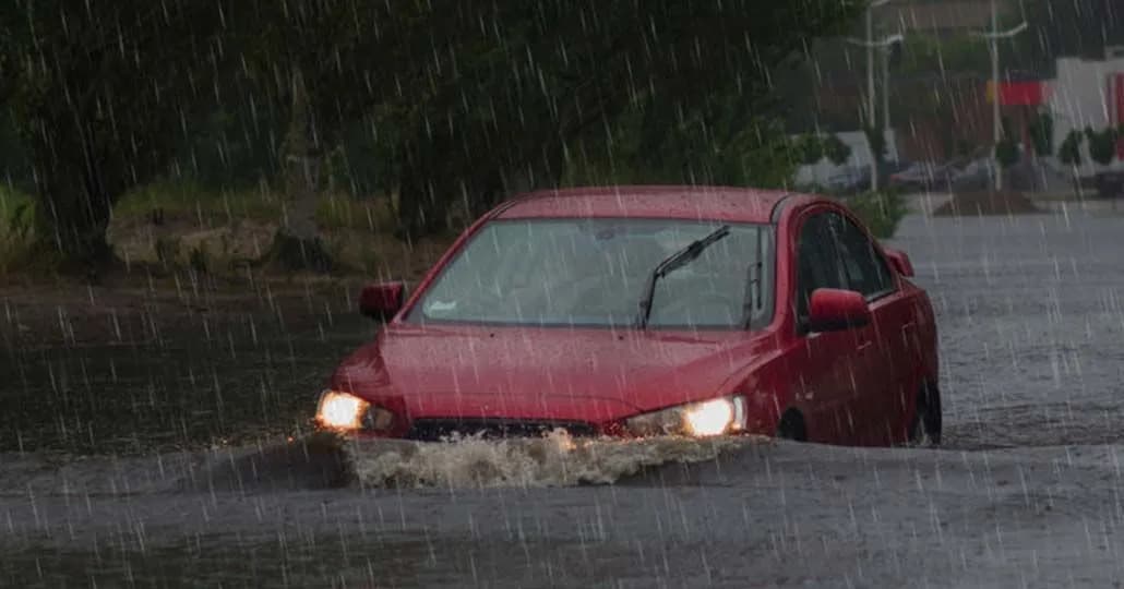 5 Pertolongan Pertama Mobil Terendam Banjir