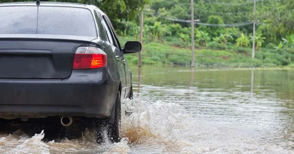 6 Tips Terjang Banjir Naik Mobil Matic Untuk Pemula