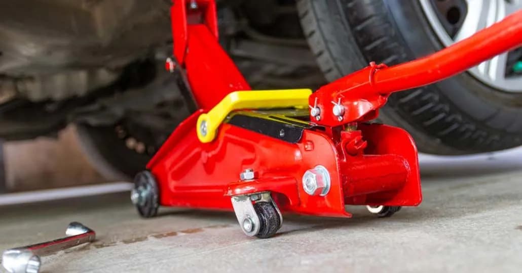 Begini Cara Dongkrak Mobil saat Ganti Ban