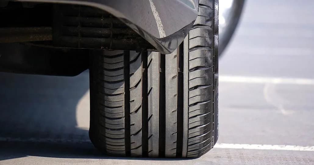 Ketahui 4 Penyebab Perfoma Ban Mobil Menurun