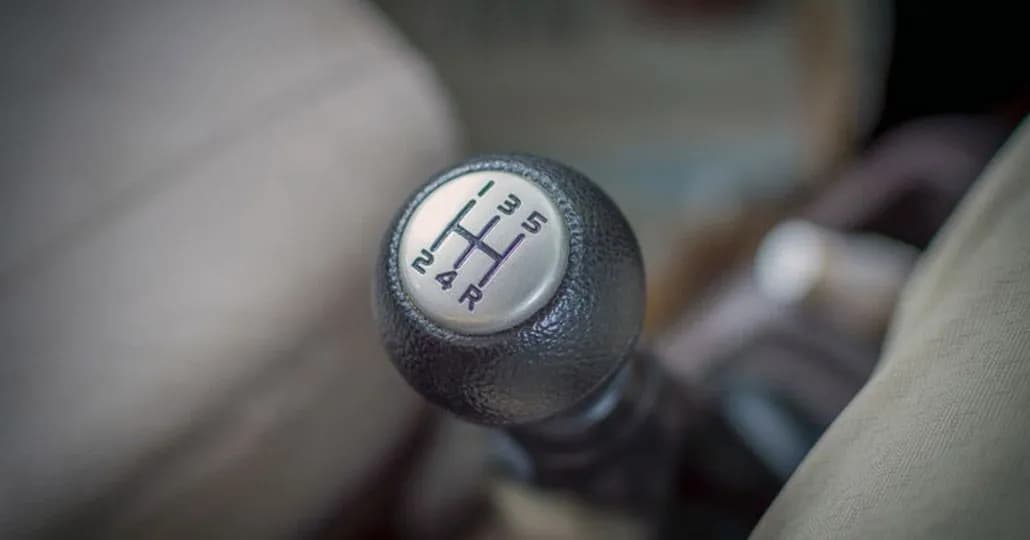 Tips Mengemudi Mobil Manual di Tanjakan untuk Pemula