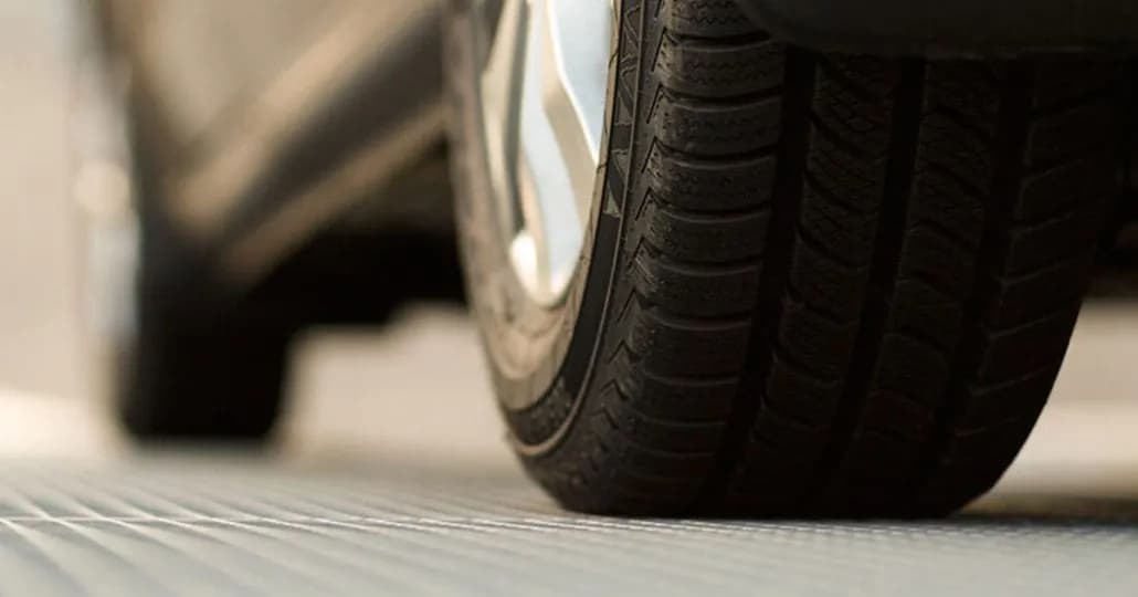 Jangan Panik, Ini Cara Mengatasi Ban Mobil Selip di Jalan