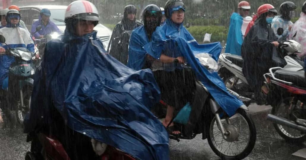 Perhatikan Bahaya Ini saat Menggunakan Jas Hujan Ponco