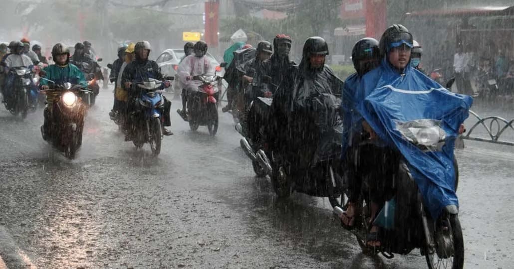 5 Tips Aman Berkendara Sepeda Motor saat Musim Hujan