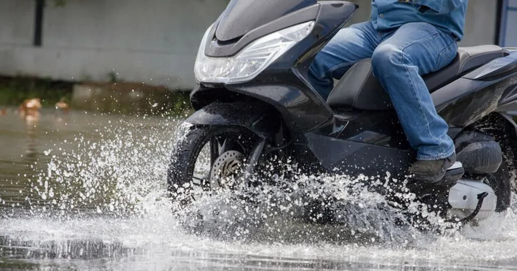 Tips Aman Terobos Banjir Pakai Motor Matik