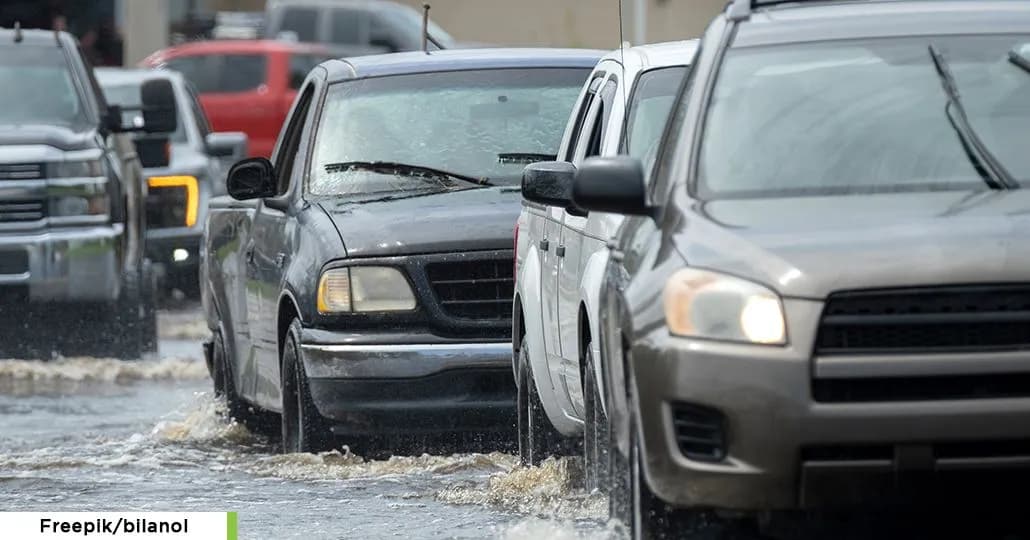 Mobil Terjang Banjir. (Freepik/Bilanol)