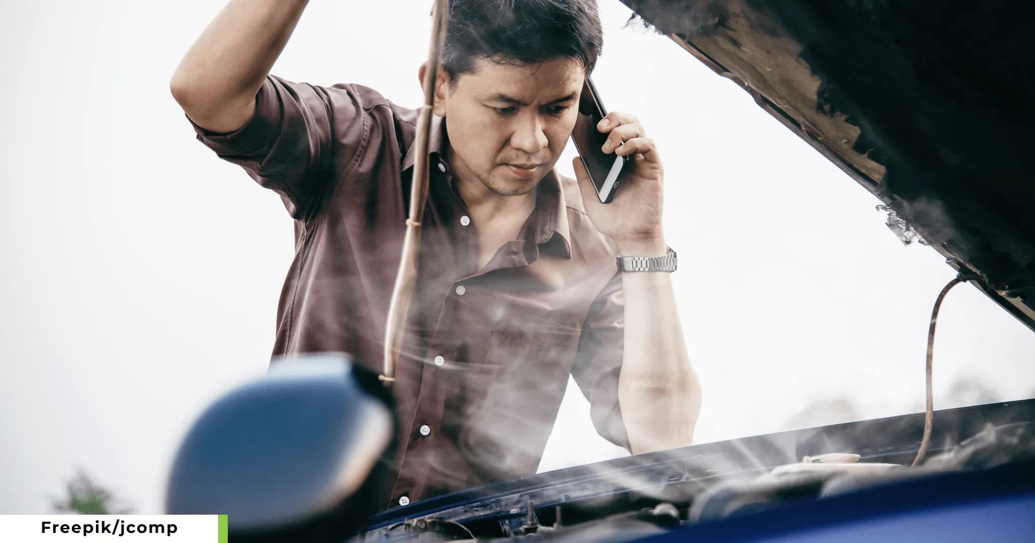 Laki-laki cek mobil overheat. (Freepik/jcomp)