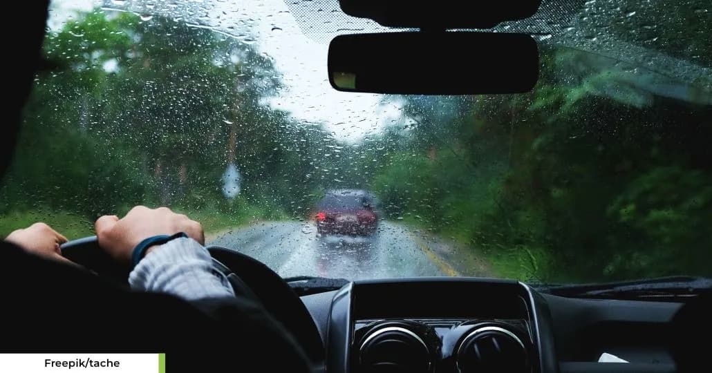 Berkendara saat Hujan. (PT Balai Lelang Serasi)