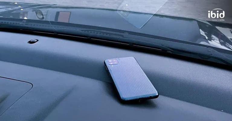 Hp di dashboard mobil. (PT Balai Lelang Serasi)