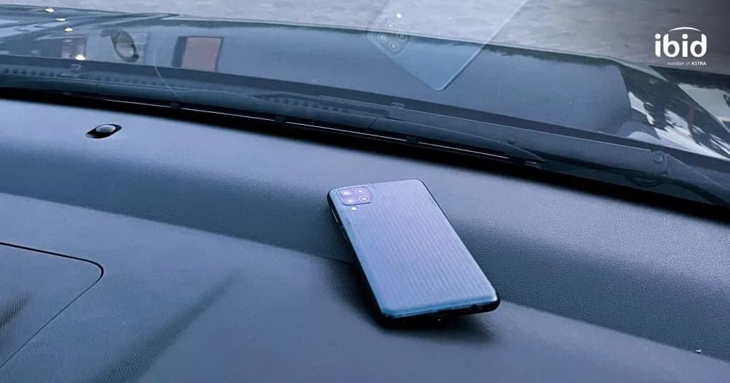 Hp di dashboard mobil. (PT Balai Lelang Serasi)