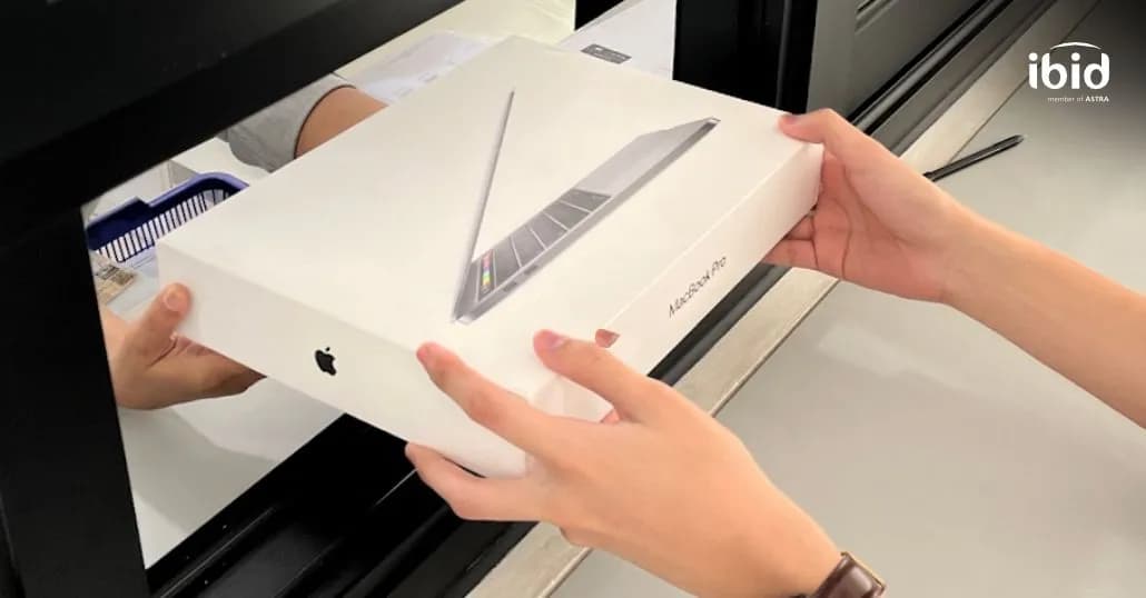 Pengambilan laptop bekas. (PT Balai Lelang Serasi)