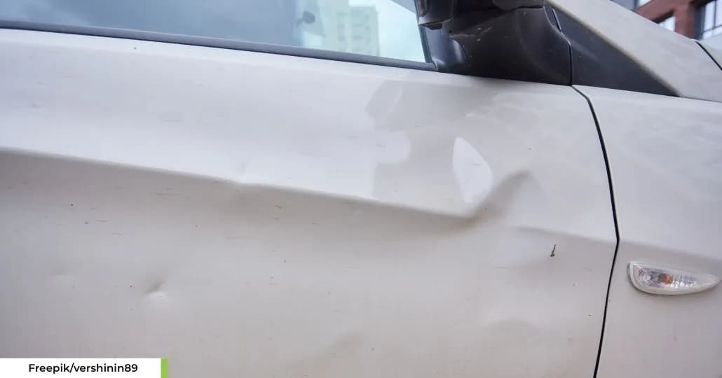 Panel mobil penyok. (Freepik/vershinin89)
