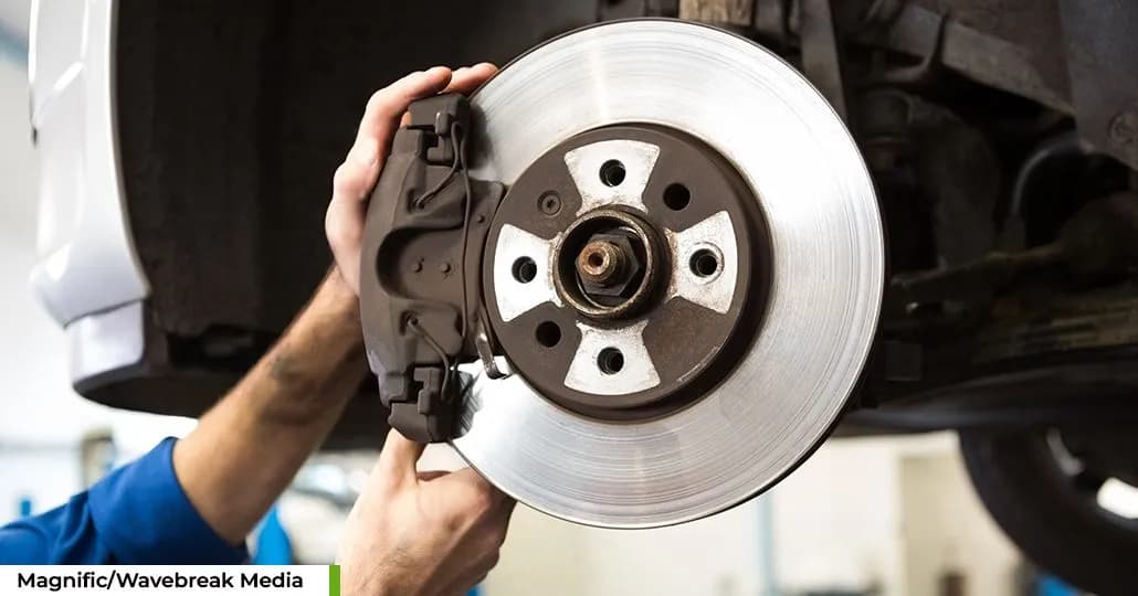 Servis rem mobil. (Magnific/Wavebreak Media)