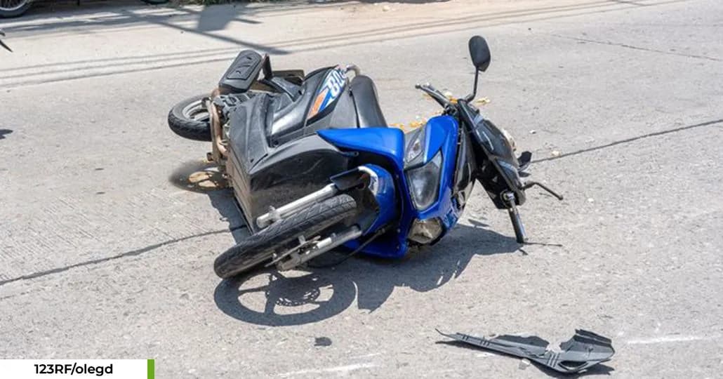 Bodi motor pecah kareka kecelakaan. (123RF/olegd)