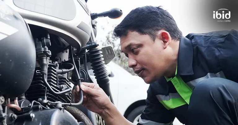 Cek kabel motor bekas. (PT Balai Lelang Serasi)