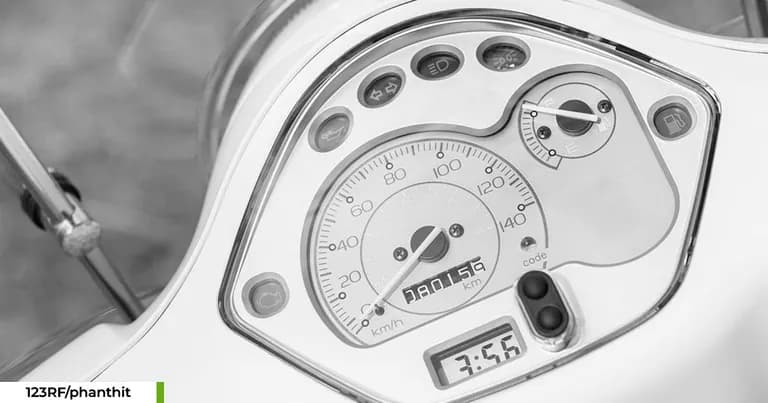 Speedometer analog. (123RF/phanthit)