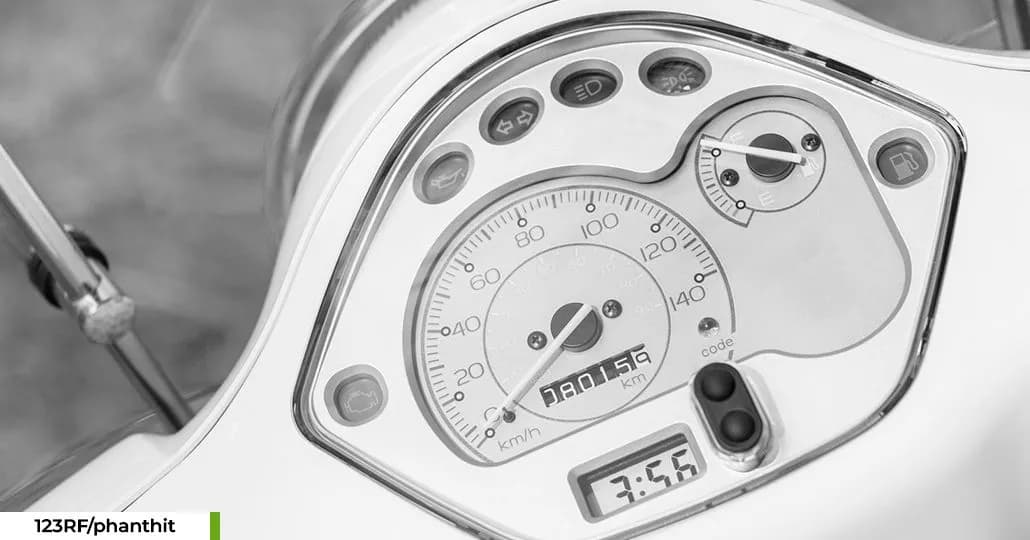Speedometer analog. (123RF/phanthit)