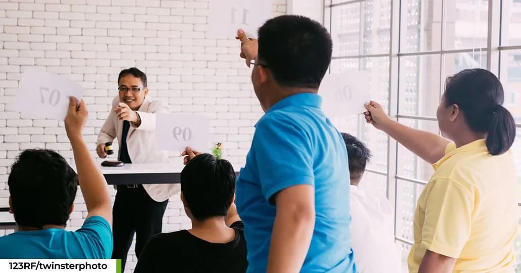 Lelang on-site langsung. (123RF/twinsterphoto)