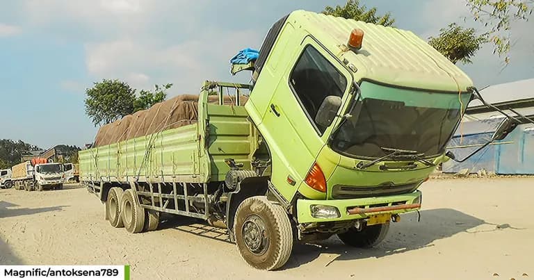 Lelang Truk Bekas. (Magnific/antoksena789)