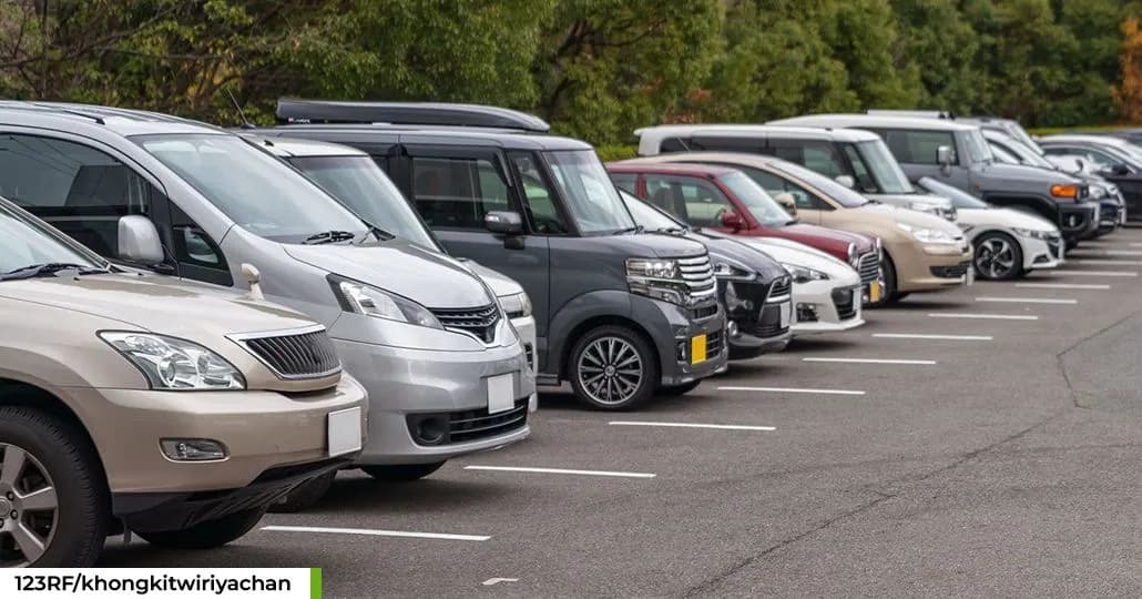 Beda showroom dan balai lelang. (123RF/khongkitwiriyachan)