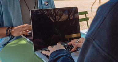 9 Cara Mengatasi Laptop Lemot, Cari Tahu Penyebabnya!